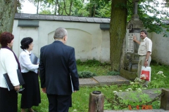 5.-Zwiedzanie-cmentarzyka-przy-kościele-2005